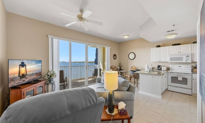 St. Petersburg - Clearwater Condo | Boca Ciega Bay Resort – Top Floor Waterfront Condo with Bay Views