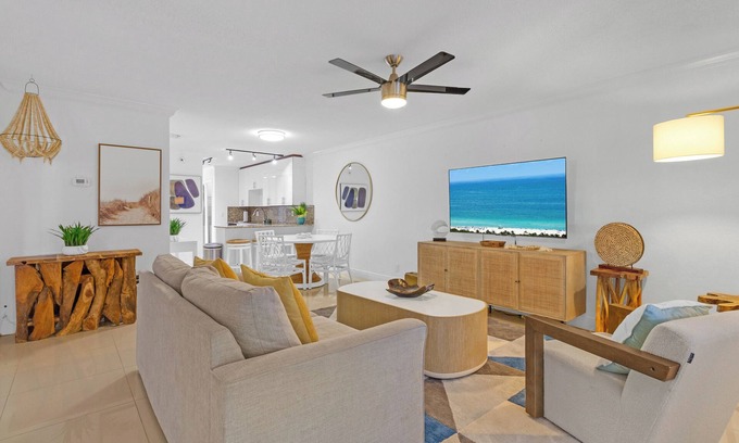 Boca Raton Apartment | Boca Waterfront Watch the Boats Pool & Gym