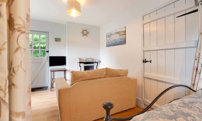 Cardigan House | Bocs Bach ( Little Box)