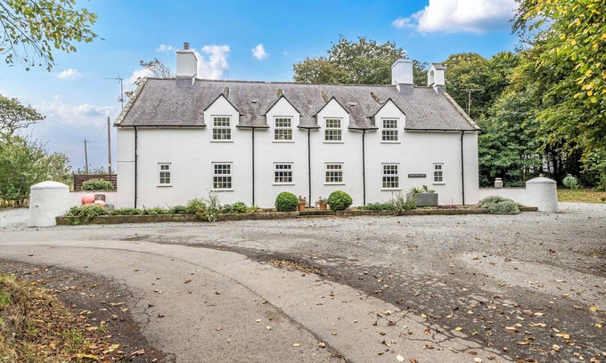 Rhoscolyn House | BODIOR GARDEN COTTAGE, pet friendly, with hot tub in Rhoscolyn