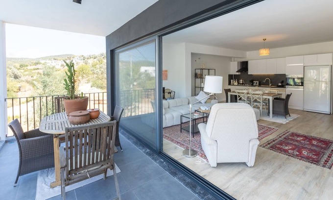 Yaliciftlik Apartment | Bodrum Bliss: Stunning Flat w Pool and Garden