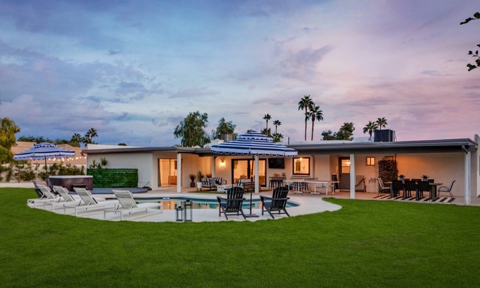 Raskin Estates House | BOHO CHIC Luxury Getaway Sleeps 14+ W/9 hole Putting green