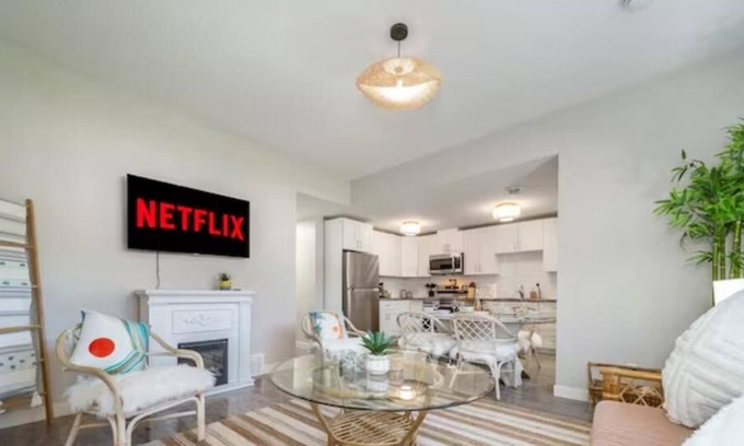 North Central Edmonton House | BoHo Chic Suite - Long Stays - Fireplace - Garagen