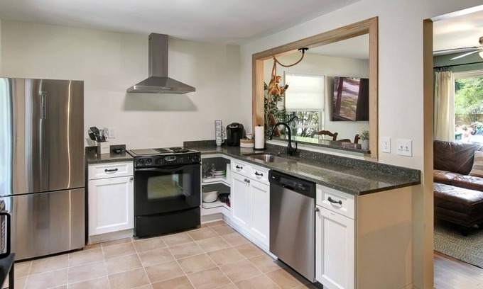 Garden City House | Boho House Mins To Downtown & Tybee Island + Pet Friendly