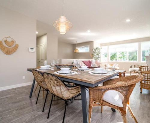 North Central Edmonton Apartment | BoHo House-Sleeps 17-Garage-3 Kitchens-Fireplace