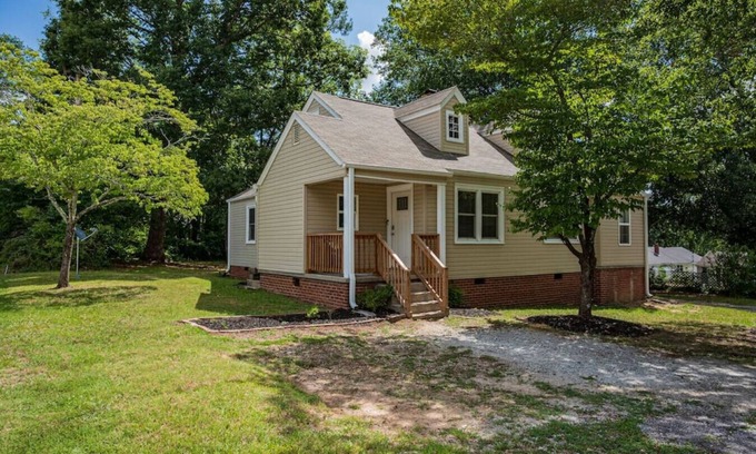 Easley House | Boho on B St- Monthly Rental 2min to DWT Easley