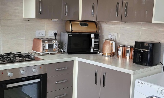 Farnworth House | Bolton-2bedroom-2Bathroom-Parking