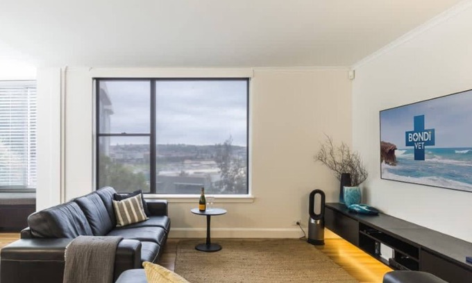 Bondi Beach Apartment | Bondi Beachside Apartment: 3 Bedrooms & Parking