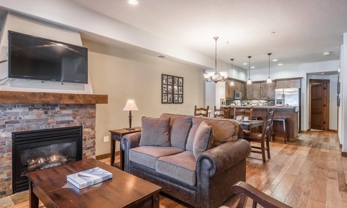 Woodwinds House | Book Now for Fall Getaways! Three-Level Townhome with Golf Course Views! Fireplace!