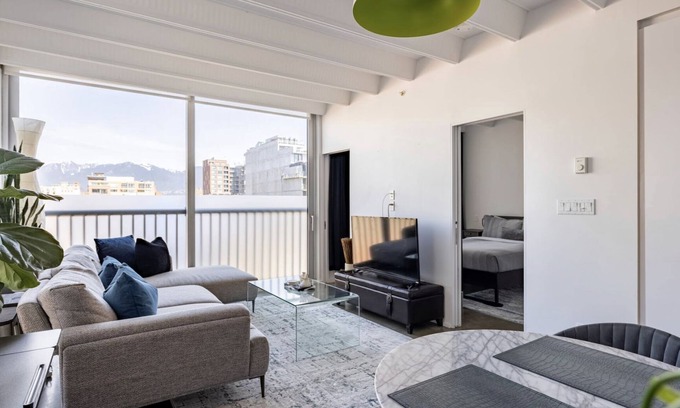 Chinatown Apartment | Book now! Modern & Cozy 1BR w/AC | Chinatown-Rogers Arena-Seawall