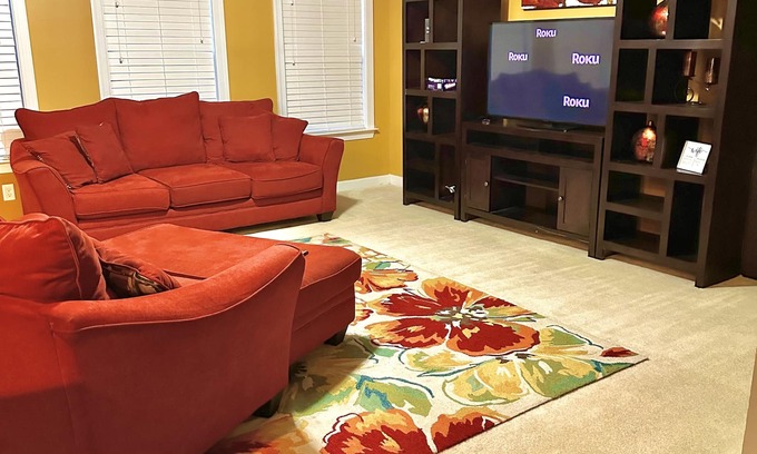 Charlotte House | Book Now: Spacious & Comfy 4 Bedroom Home in University - Free Parking & WiFi!"