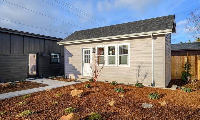 McMinnville Cottage | Book the Coastal Cottage at The Boutique Retreat in downtown McMinnville.