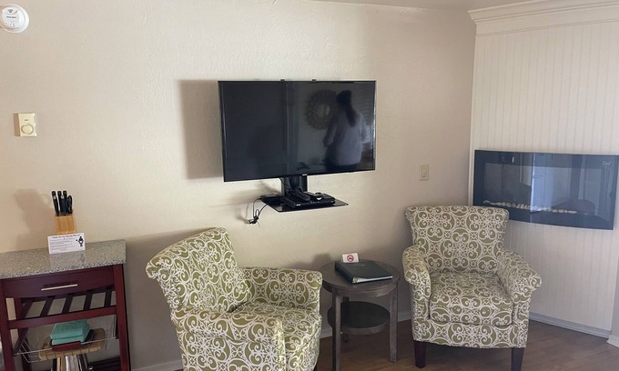 Pacific Grove Condo | Book the week of the Monterey Jazz Festival 9-17 to 9-22 & Escape the high heat!