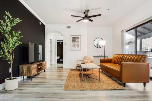Glendale Sports and Entertainment District Apartment | Boulevard Stays 2BR by Stadium Pool Parking Gym 05