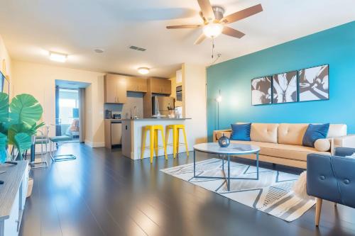 Riverside Apartment | Boulevard Stays Modern King Stay Near Downtown Pool