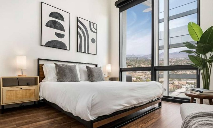 Evans Churchill Apartment | Boulevard Stays Modern Highrise STU Sky Pool, Parking, Gym 08