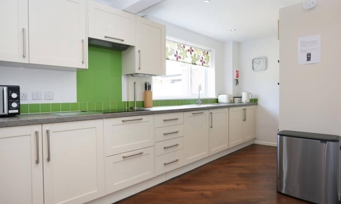 Christchurch House | BOURNECOAST: Delightful property situated near charming area of Mudeford -HB5666