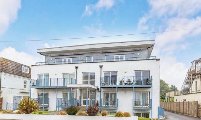 Southbourne Apartment | Bournecoast: Modern apartment close to sandy beaches with outdoor area - FM9627