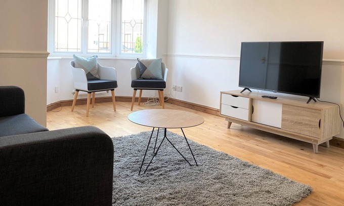 Wellingborough House | Bourton House 3 Bedroom, 4 Person accommodation