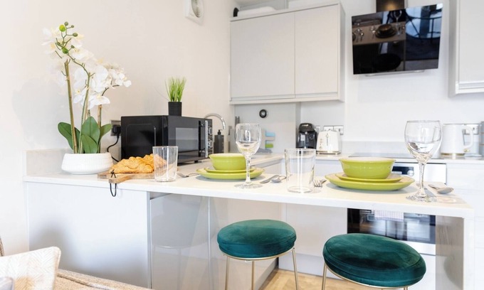 Riverside Apartment | Boutique 1 Bedroom Garden Apartment City Centre