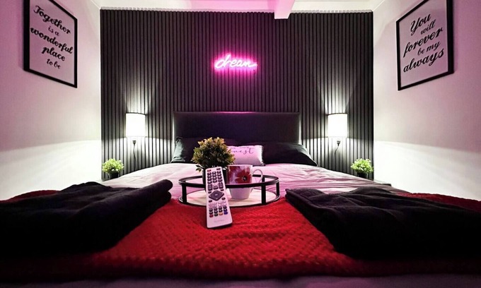 Enfield Highway House | Boutique Backyard Bungalow - Brimsdown