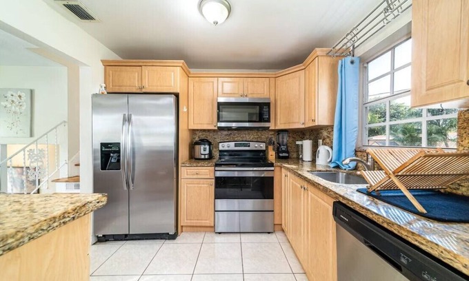 Pembroke Pines House | Boutique Heated Pool, Large Home, Top-Location.