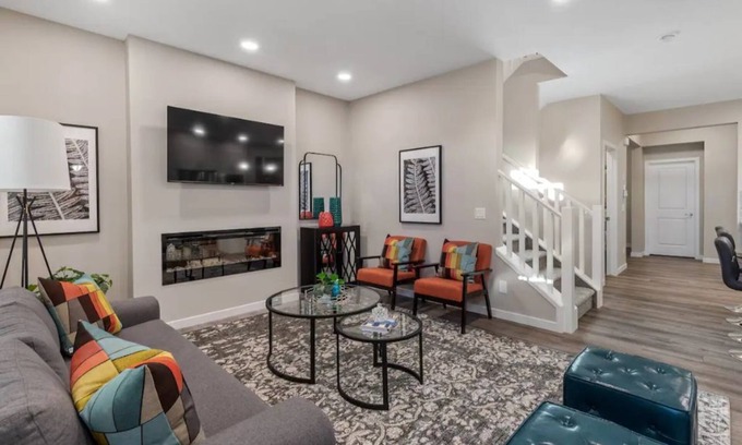 Northwest Calgary House | Boutique House~5Bedrooms~NearAirport~10% off on weekly&15% off on Monthly stays!