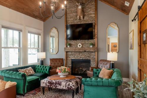 Grottoes House | Boutique Luxury Stay Near JMU with 2 King Suites & Fireplaces