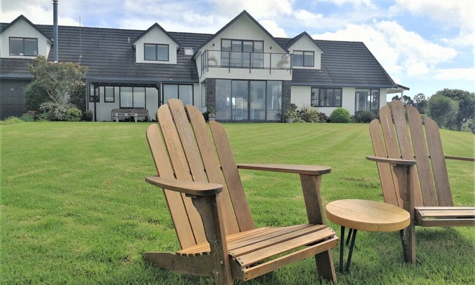 Tawharanui Apartment | Boutique space, comfortable in desirable location with sea views and garden.