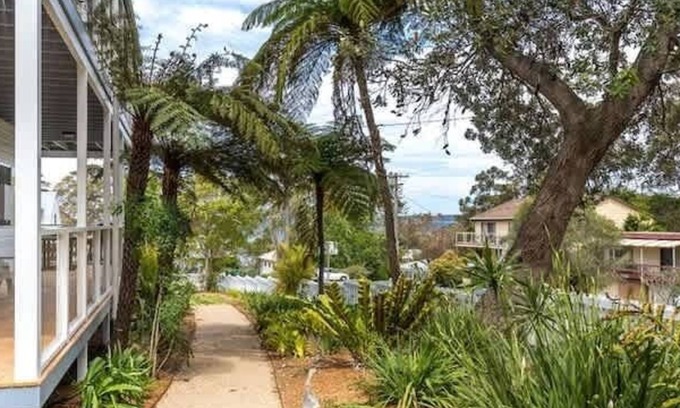 Hyams Beach House | Bowen View - pet-friendly