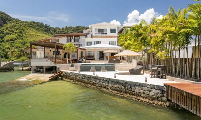 Caieira House | Angra in front of Caras Island we negotiate New Year's Eve