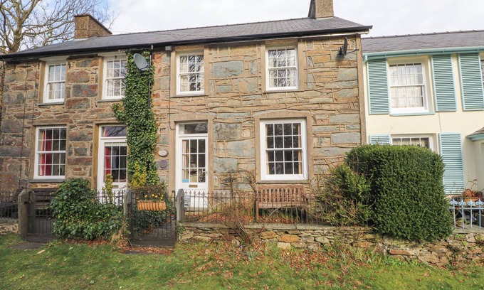 Beddgelert Cottage | BRACKENBURY COTTAGE, pet friendly, with open fire in Beddgelert