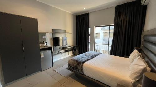 Greater Johannesburg Metropolitan Area Apartment | Braham Apartments - The Oasis 48B