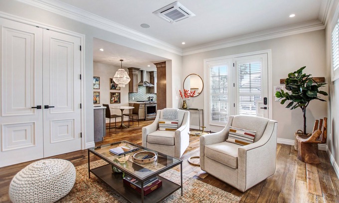 Sonoma House | Brand New 1 Bedroom Luxury Bungalow steps from Sonoma Plaza