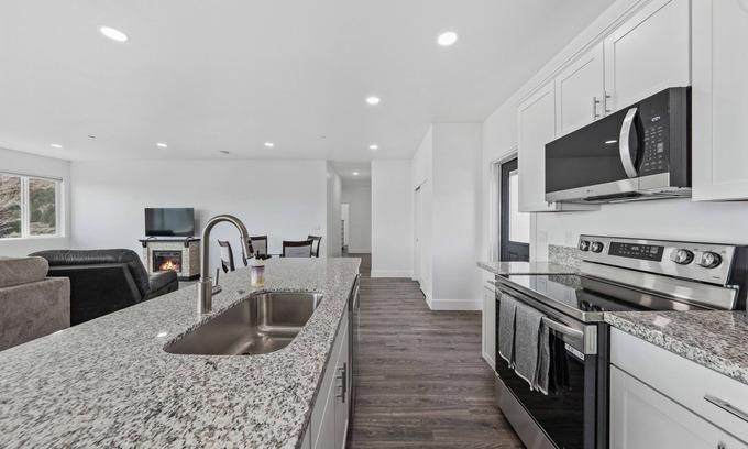 Topaz Lake Condo | Brand-new 4-bed, 2-bath suite with stunning lake views.