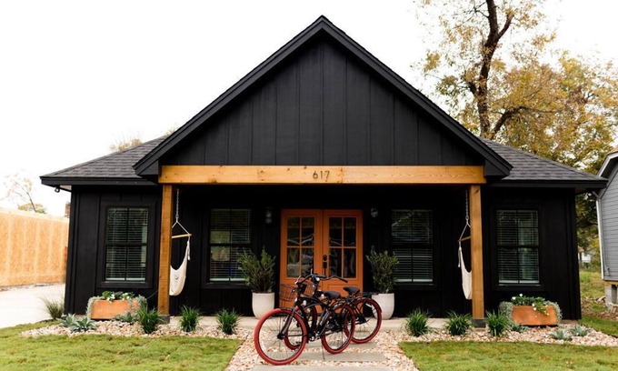 Brazos House | Brand New and One Block from Magnolia Silos!