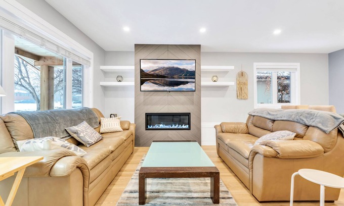 Southeast Calgary House | Brand New Comfy Inner City Oasis