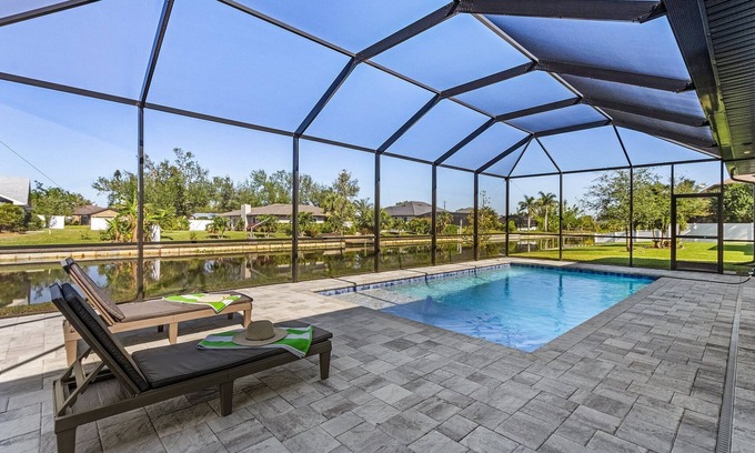 Trafalgar House | BRAND NEW! Experience Luxury, Canal views, Heated Pool - Villa Sojourner Sanctuary -Roelens