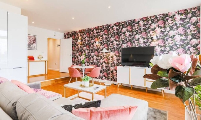 Staines Condo | ★BRAND NEW★ Gorgeous Modern Flat in Town Centre - Hassle-Free!