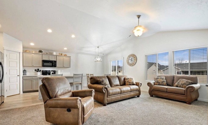 Kuna House | Brand New Home! Sleeps up to 8! Purple mattresses!