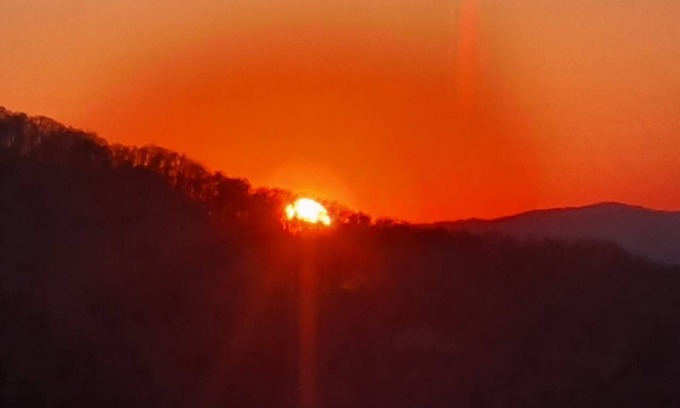 Chalet Village Cabin | Brand New Luxury 3/3.5 Cabin Great Mountain Views, Hot Tub, Ober Gatlinburg Ski