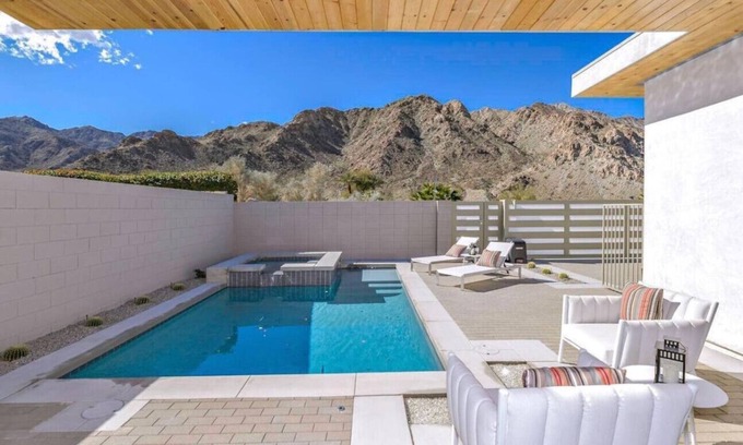 Coachella Valley House | *Brand New* Modern Pool+nearJoshua Tree+Fun Hiking