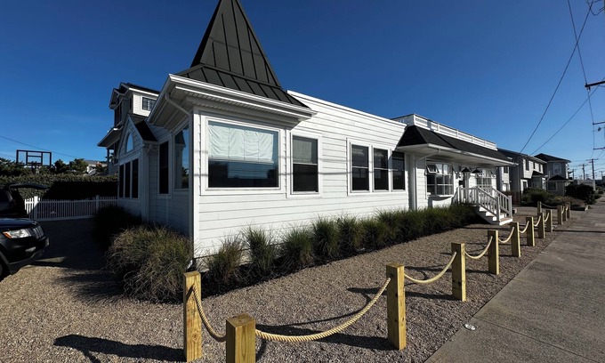 Surf City House | Brand new! Ocean block, heart of Surf City. Off season rates!