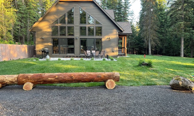 Coram Cabin | Brand New Prospector's Cabin with Hot-tub