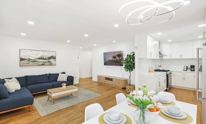 Riverview West House | Brand New Remodeled 4 Bedroom House by Disneyland