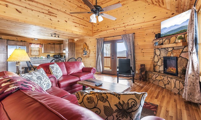 Gatlinburg Cabin | Brand new with amazing views and convenient location!