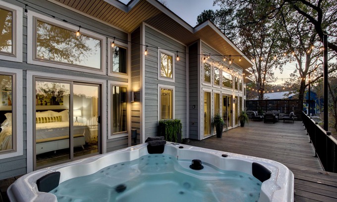 Mid America House | BRAND NEW 2/2 hilltop Hideaway w/lrg deck/hot tub/outdoor fire pit & game room!