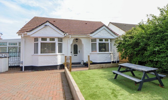 Llanasa Cottage | BRANWEN, pet friendly, country holiday cottage in Talacre