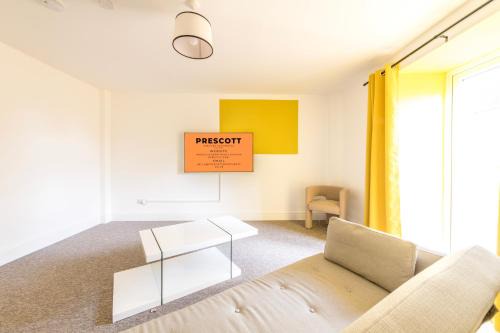 Bristol Apartment | Breakfast at Tiffany's Theme-FREE PARKING by Prescott Apartments