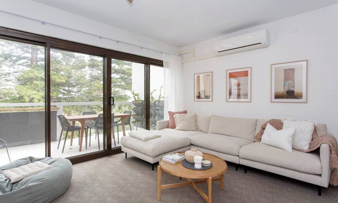 North Coogee Apartment | Breaksea Villa : Located just a stones throw from the Beach 5 min drive to Freo